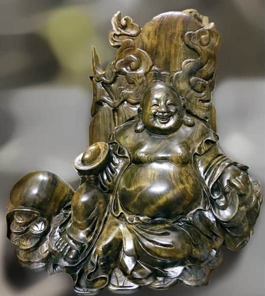 Tượng Phật di lặc gỗ thủy tùng vân chun  được chế tác thủ công trên khối bởi bàn tay nghệ nhân